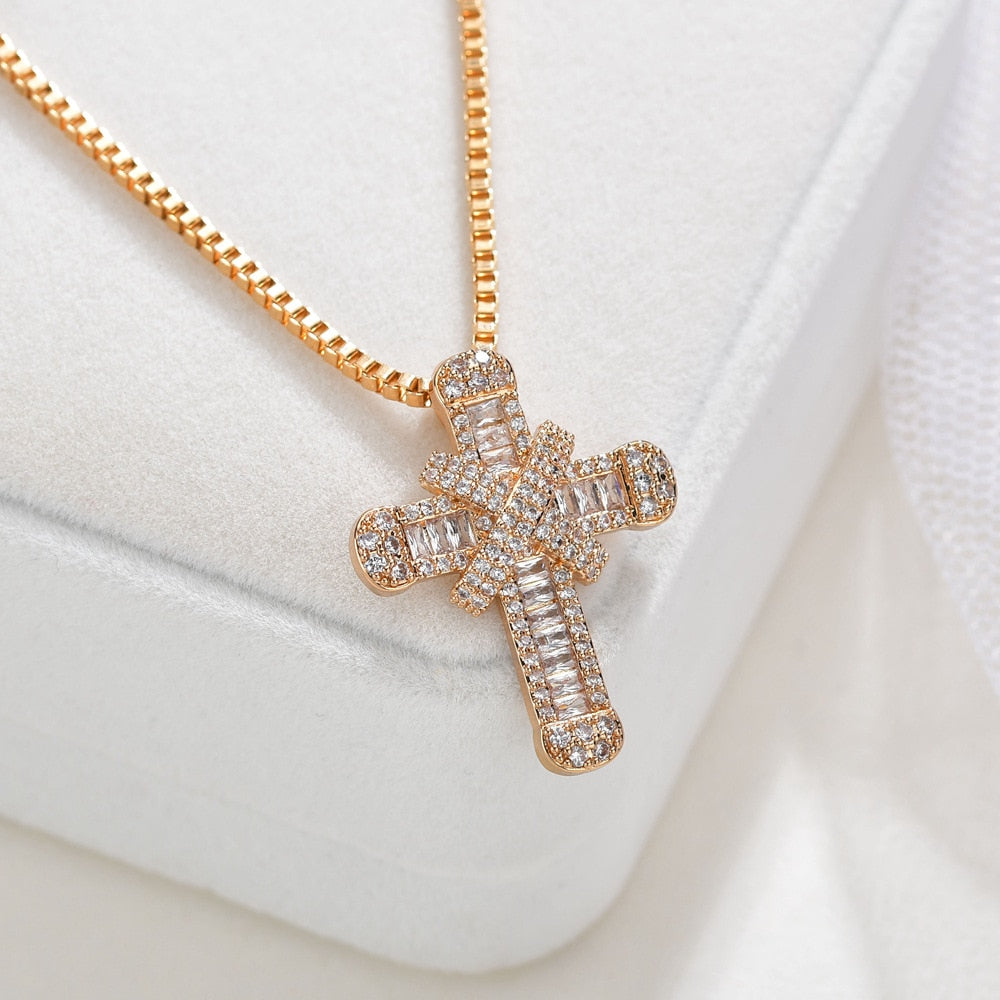 Sparkling R Necklace